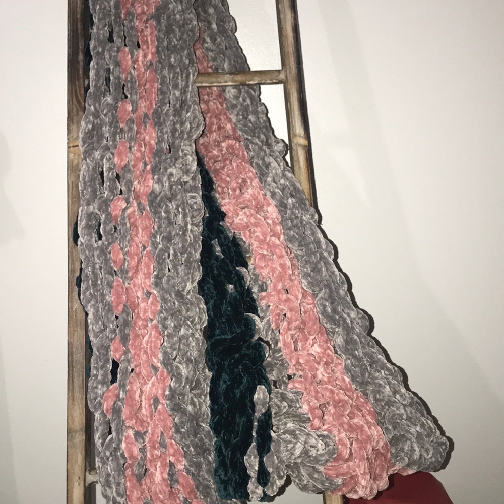 Chunky soft lap/shoulder blanket